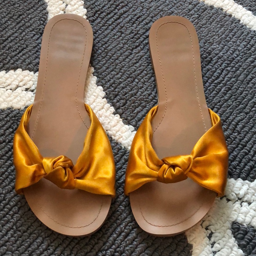 ‼️Sateen knot, mustard colored sandals‼️